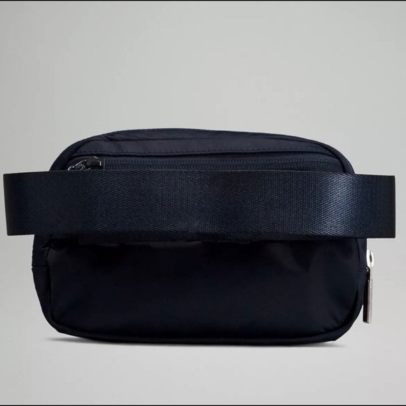 Lululemon Everywhere Belt Bag Navy - Picture 2 of 8